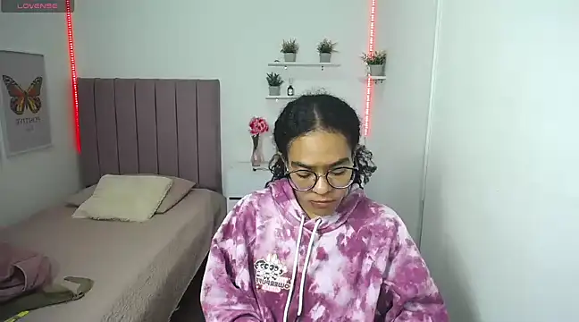 Snapshot of Nina_lovee_ chatting on 12.14.24 Nina lovee online show from 12.14.24