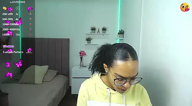 Snapshot of Nina_lovee_ chatting on 12.30.24 Nina lovee online show from 12.30.24