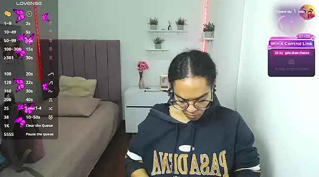Snapshot of Nina_lovee_ chatting on 01.10.25 Nina lovee online show from 01.10.25