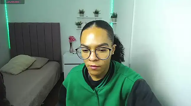 Snapshot of Nina_lovee_ chatting on 02.15.25 Nina lovee online show from 02.15.25