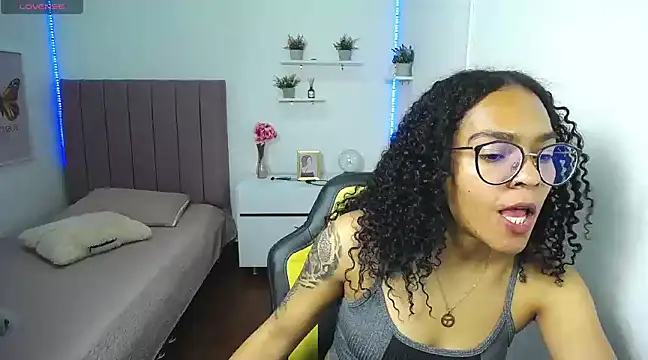 Snapshot of Nina_lovee_ chatting on 02.19.25 Nina lovee online show from 02.19.25