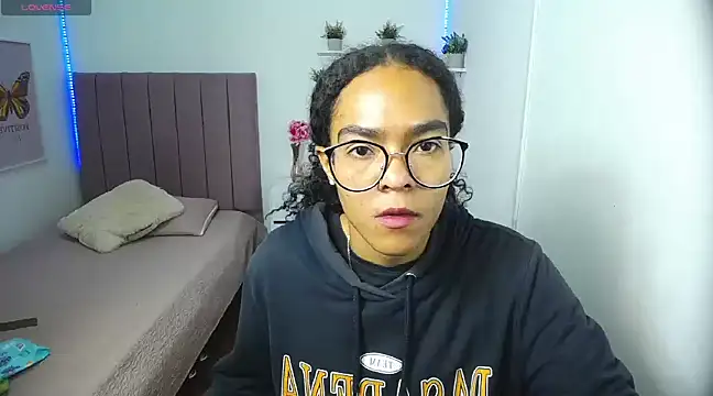 Snapshot of Nina_lovee_ chatting on 02.21.25 Nina lovee online show from 02.21.25