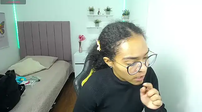 Snapshot of Nina_lovee_ chatting on 03.18.25 Nina lovee online show from 03.18.25