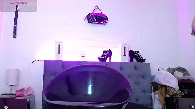 Snapshot of louise_nails chatting on 01.14.25 louise nails online show from 01.14.25