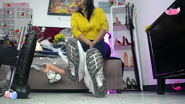 Snapshot of louise_nails chatting on 10.23.25 louise nails online show from 10.23.25