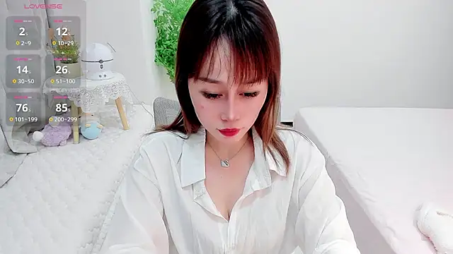 Snapshot of Vivian-6 chatting on 03.04.25 Vivian-6 online show from 03.04.25