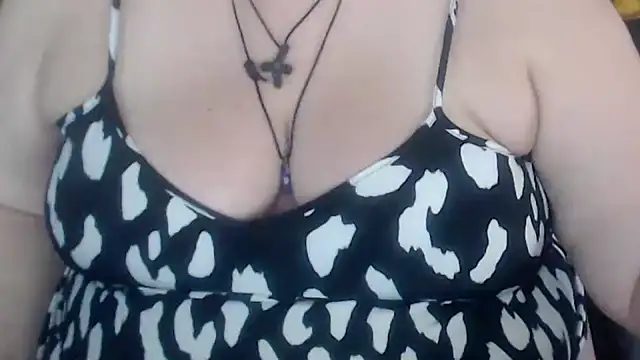 Snapshot of mayasmith chatting on 10.28.25 mayasmith online show from 10.28.25