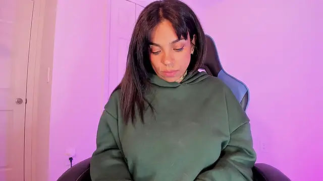 Snapshot of victoriachicas chatting on 01.05.25 victoriachicas online show from 01.05.25