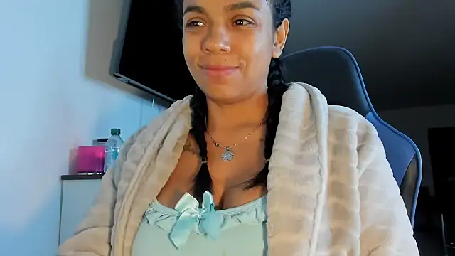 Snapshot of victoriachicas chatting on 10.03.25 victoriachicas online show from 10.03.25