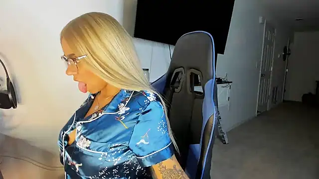 Snapshot of victoriachicas chatting on 10.05.25 victoriachicas online show from 10.05.25