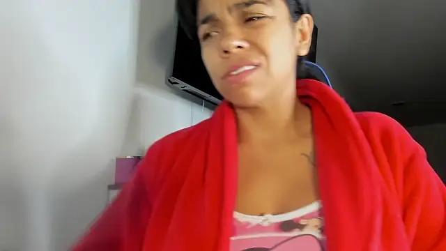 Snapshot of victoriachicas chatting on 10.25.25 victoriachicas online show from 10.25.25