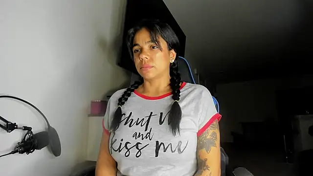 Snapshot of victoriachicas chatting on 10.28.25 victoriachicas online show from 10.28.25