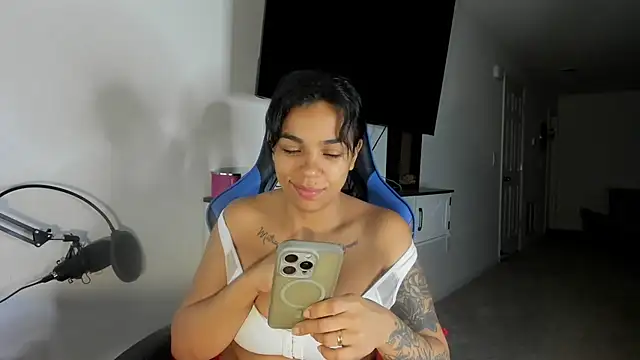 Snapshot of victoriachicas chatting on 10.30.25 victoriachicas online show from 10.30.25