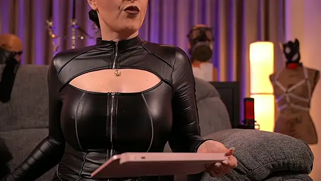 Snapshot of kelly_kent chatting on 12.04.24 kelly kent online show from 12.04.24