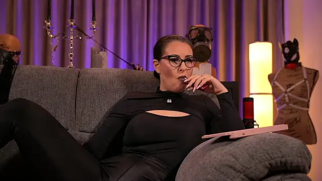 Snapshot of kelly_kent chatting on 12.07.24 kelly kent online show from 12.07.24