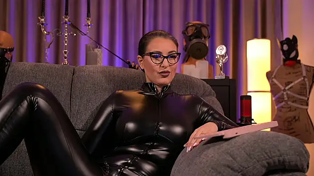 Snapshot of kelly_kent chatting on 12.08.24 kelly kent online show from 12.08.24