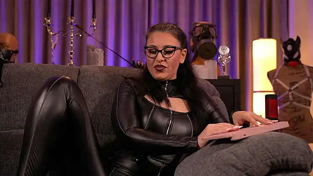 Snapshot of kelly_kent chatting on 12.11.24 kelly kent online show from 12.11.24