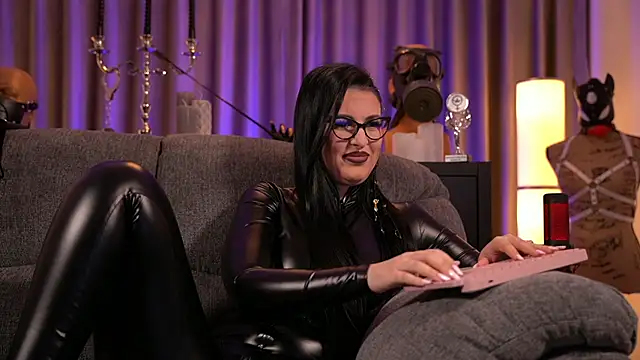 Snapshot of kelly_kent chatting on 12.13.24 kelly kent online show from 12.13.24