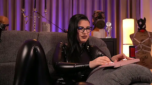 Snapshot of kelly_kent chatting on 12.13.24 kelly kent online show from 12.13.24