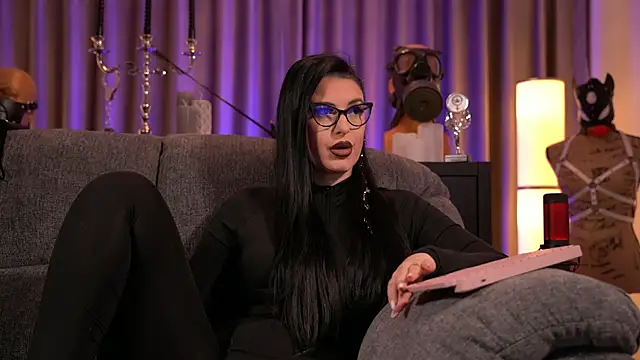 Snapshot of kelly_kent chatting on 12.13.24 kelly kent online show from 12.13.24