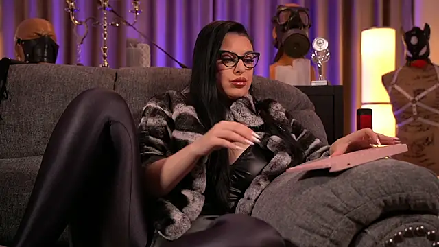 Snapshot of kelly_kent chatting on 12.21.24 kelly kent online show from 12.21.24