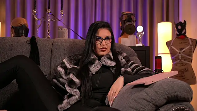 Snapshot of kelly_kent chatting on 12.31.24 kelly kent online show from 12.31.24