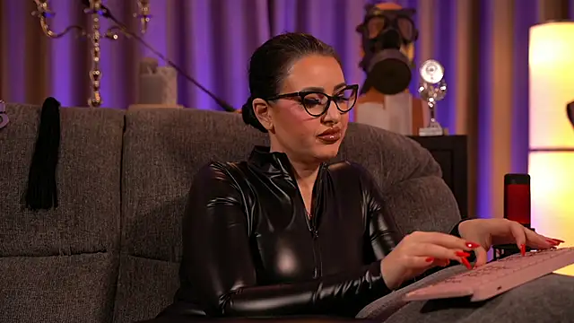 Snapshot of kelly_kent chatting on 01.28.25 kelly kent online show from 01.28.25