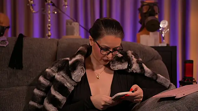 Snapshot of kelly_kent chatting on 02.08.25 kelly kent online show from 02.08.25