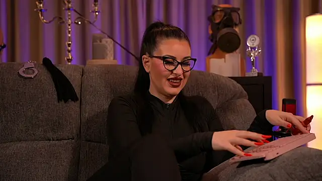 Snapshot of kelly_kent chatting on 02.13.25 kelly kent online show from 02.13.25