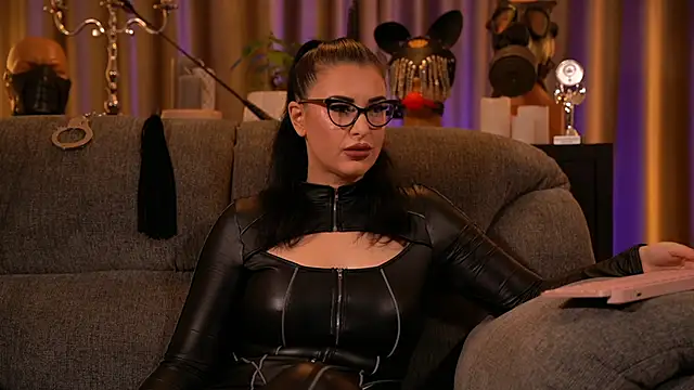 Snapshot of kelly_kent chatting on 10.11.25 kelly kent online show from 10.11.25