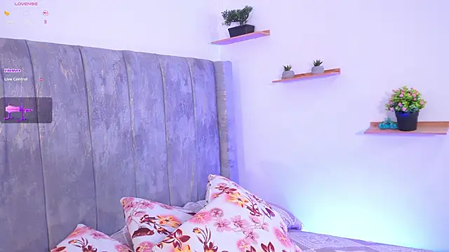 Snapshot of lara_giraldo chatting on 09.18.25 lara giraldo online show from 09.18.25