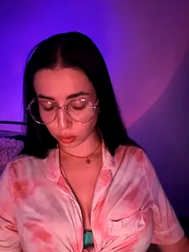 Snapshot of Emylia chatting on 10.03.25 Emylia online show from 10.03.25