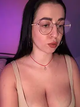 Snapshot of Emylia chatting on 11.07.25 Emylia online show from 11.07.25