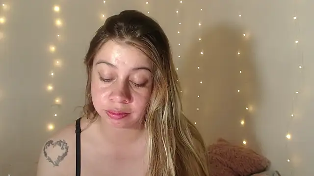 Snapshot of SweetSofty chatting on 09.24.25 SweetSofty online show from 09.24.25