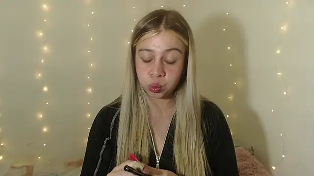 Snapshot of SweetSofty chatting on 09.28.25 SweetSofty online show from 09.28.25