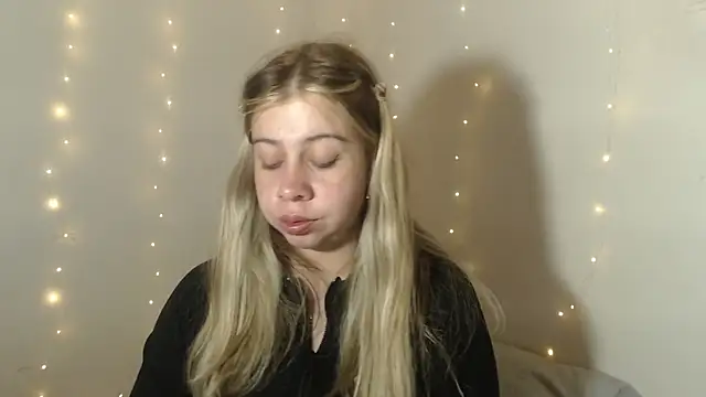 Snapshot of SweetSofty chatting on 09.30.25 SweetSofty online show from 09.30.25