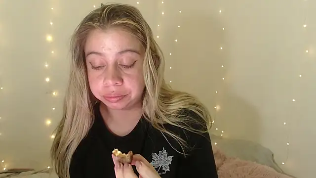 Snapshot of SweetSofty chatting on 10.18.25 SweetSofty online show from 10.18.25