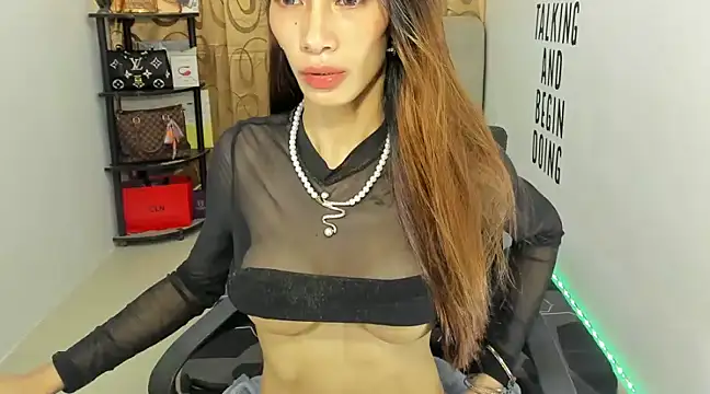 Snapshot of Trixie_Mattel21 chatting on 12.18.24 Trixie Mattel21 online show from 12.18.24