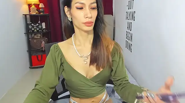 Snapshot of Trixie_Mattel21 chatting on 03.05.25 Trixie Mattel21 online show from 03.05.25