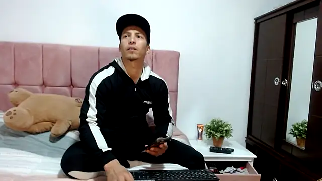 marcehot32 online show from 03.18.25