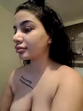 Snapshot of Samira30 chatting on 12.19.24 Samira30 online show from 12.19.24