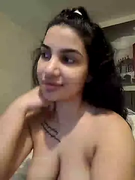 Snapshot of Samira30 chatting on 12.20.24 Samira30 online show from 12.20.24