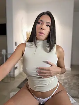 Snapshot of EllaSanz_ chatting on 11.07.25 EllaSanz online show from 11.07.25