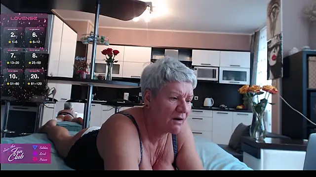 Snapshot of roxana_brooks chatting on 10.31.25 roxana brooks online show from 10.31.25