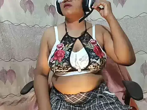 Snapshot of shani-akki chatting on 10.31.25 shani-akki online show from 10.31.25