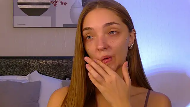 VirginieCruz online show from 11.08.25