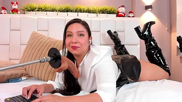 Isabella Daniell online show from 12.25.24