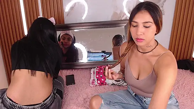 Snapshot of mary_live chatting on 10.11.25 mary live online show from 10.11.25