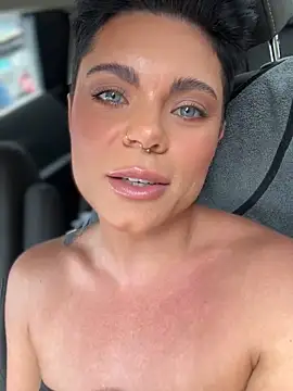 Snapshot of LukeLouHarvey chatting on 10.03.25 LukeLouHarvey online show from 10.03.25