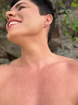 Snapshot of LukeLouHarvey chatting on 10.08.25 LukeLouHarvey online show from 10.08.25